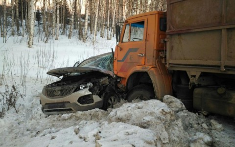 В Кировской области КамАЗ выехал на встречку и врезался в легковой автомобиль