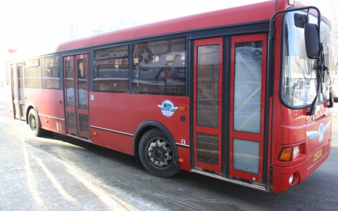 В Кирове 6-летнего мальчика зажало в дверях автобуса