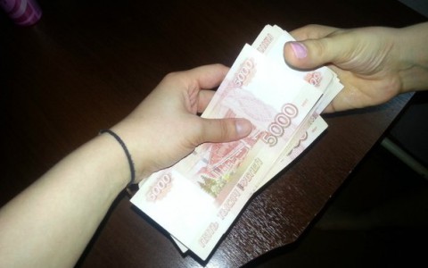 В Кирове 27-летний пристав потратил деньги 37 должников