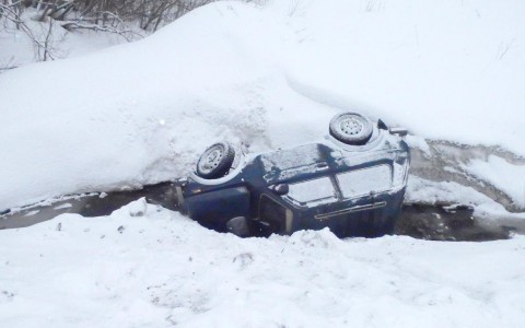 В Кировской области улетел в кювет и перевернулся ВАЗ