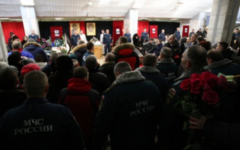 В Воркуте простились с горноспасателями, погибшими во время взрыва на шахте "Северная"