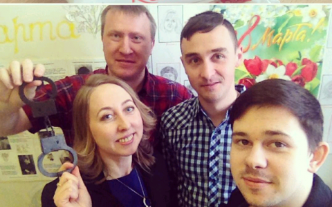 Мужчины начинают поздравлять кировчанок с 8 Марта: фокусы и наручники для прекрасных дам