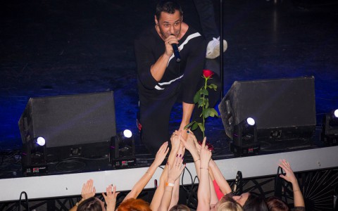 Стас Костюшкин на концерте в Кирове дарил зрителям розы