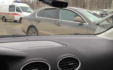 ДТП в Кирове: фара иномарки отлетела на прохожих