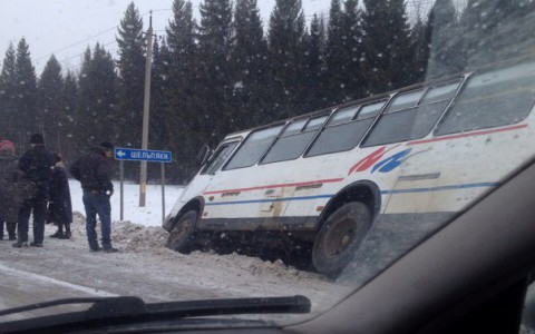 В Кировской области автобус занесло на трассе