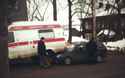 В Котельниче выбежавшая на дорогу собака спровоцировала ДТП со «скорой»