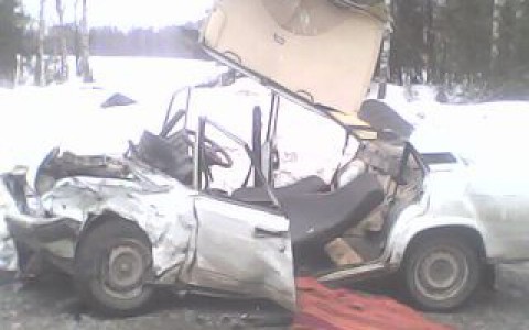 Серьезное ДТП в Кировской области: спасатели вырезали пострадавших из салона авто