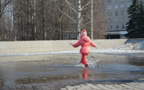 Житель Кирова потерял на Театральной площади свою двухлетнюю дочь