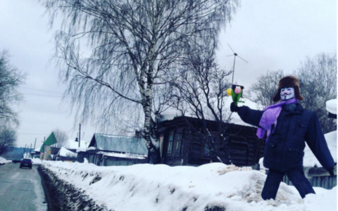 В Кировской области чучело в маске Анонимуса поздравляет женщин с 8 Марта