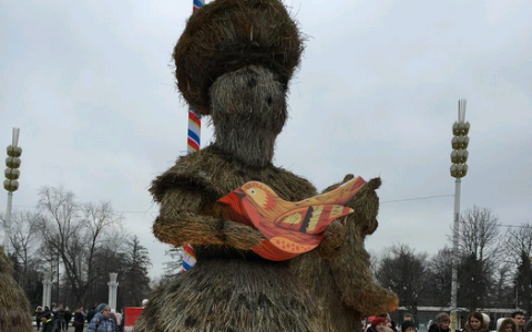 В Москве на ВДНХ установили соломенное чучело в виде дымковской игрушки