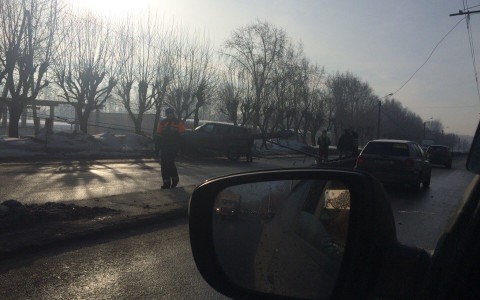 На Производственной внедорожник снес столб: образовалась километровая пробка