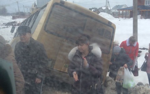 В Радужном «пазик» 44 маршрута вылетел в сугроб