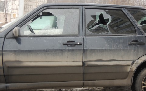 8 марта кировчанин расстрелял автомобиль женщины и нацарапал на капоте оскорбления