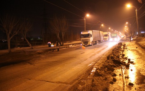 Второй раз за день в Кирове на дорогу упал столб уличного освещения