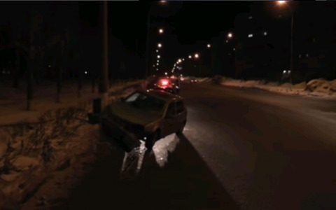 В Кирове пьяный водитель на иномарке врезался в столб на Производственной