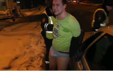 В Кирове задержали пьяного водителя, который врезался в три иномарки и снял штаны перед полицейскими