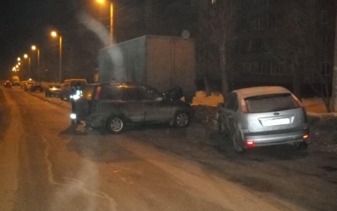 В Кирове женщина за рулем Honda врезалась в две припаркованные машины