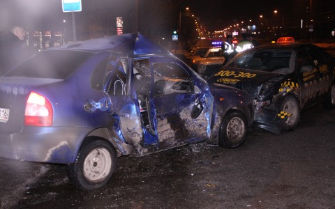 ДТП на Московской: в лобовом столкновении «Лады» и Toyota пострадали три человека