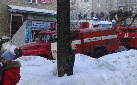 На улице Большева загорелся магазин в жилом доме