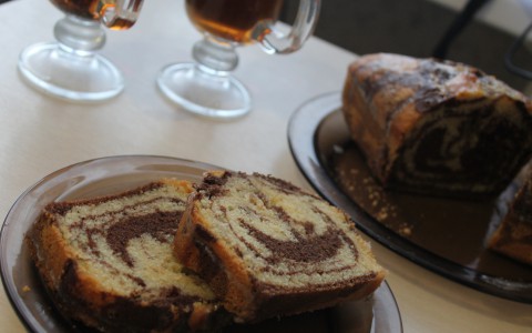 Печем дома: мраморный кекс с лимонной глазурью