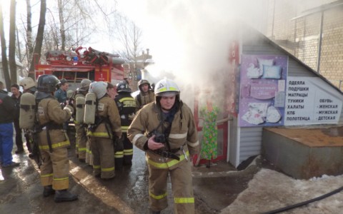 Более 20 спасателей тушили пожар в жилом доме на улице Большева