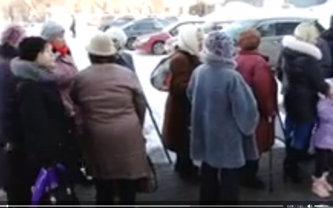 В Кирове у офиса ЦДС образовались огромные очереди