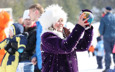Фоторепортаж: на масленичные гуляния в Порошино приехали сотни кировчан