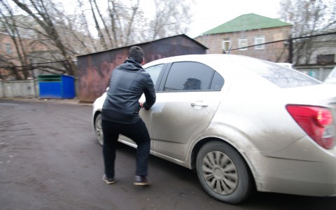 В Кирове 23-летний парень попытался угнать три автомобиля