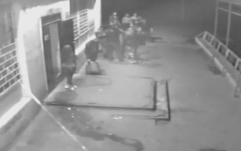 В Кировской области наркополицейские избили посетителя кафе