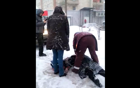 Очевидец: "В Кирове женщина умирала на улице, а медики не могли ей помочь"