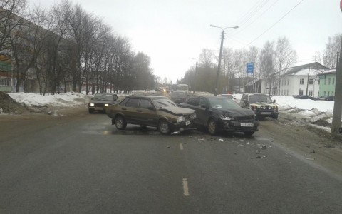 В Кировской области 19-летний студент за рулем ВАЗа врезался в иномарку