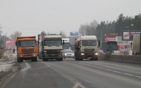 Кировского дальнобойщика поймали на взятке автоинспектору в Чувашии
