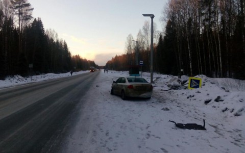 В Кировской области пенсионерка за рулем иномарки снесла дорожный знак