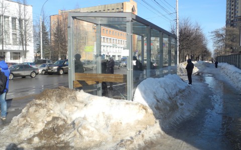 Новая стеклянная остановка напротив администрации Кирова покрылась трещинами