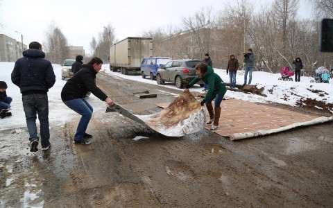 В Нововятске активисты застелили ямы на дорогах старыми коврами