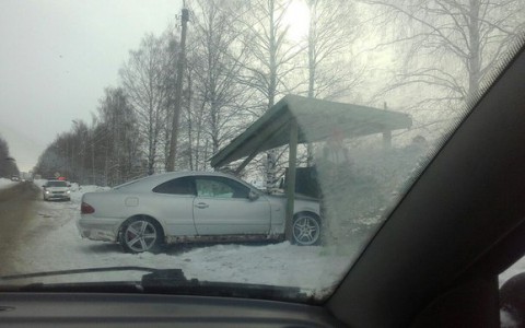 В Ганино Mercedes снес остановку с людьми