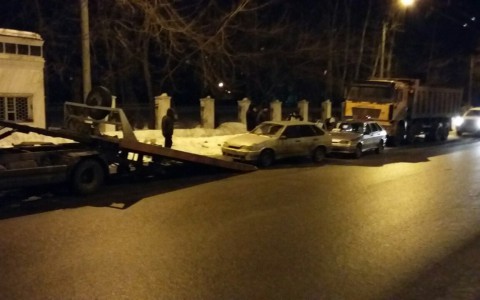 На Октябрьском проспекте "четырнадцатая" сорвалась с эвакуатора на машину ГИБДД