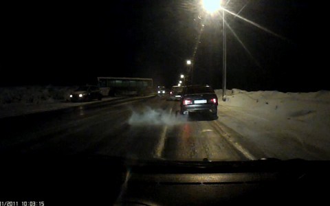 В Корчемкино автобус въехал в сугроб, уходя от столкновения