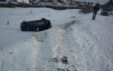 В Кирове 21-летняя девушка за рулем Renault врезалась в авто и перевернулась