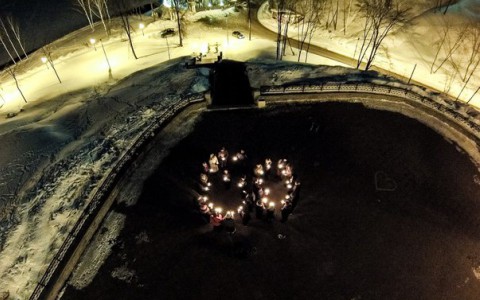 "Час Земли" в Кирове: горожане с зажженными свечами в руках выстроились в виде цифры 60
