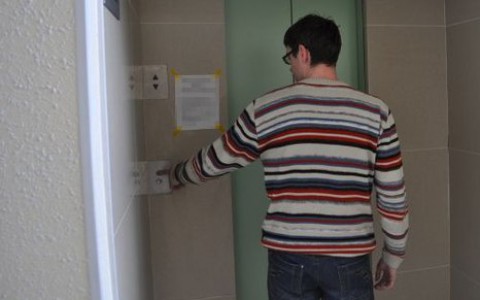 В Чистых прудах два лифта в 15-этажном доме затопили горячей водой