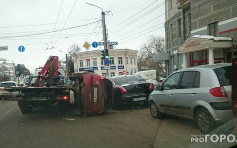 В Кирове угрожают владельцу эвакуатора, с которого упала «Лада Калина» на Jaguar