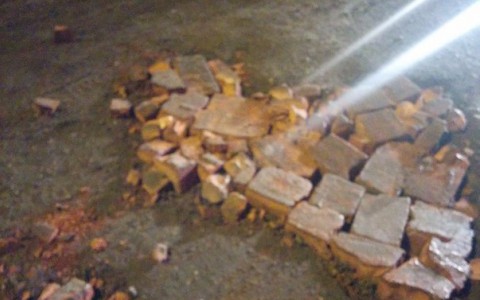 В Кирове ямы на дороге по улице Романа Ердякова заложили кирпичами