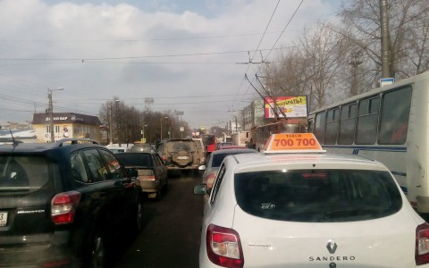 Из-за ДТП на Луганской в городе образовался транспортный коллапс