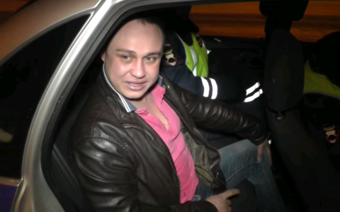 В Кирове пьяный водитель оскорбил полицейского и попытался снять перед камерой штаны