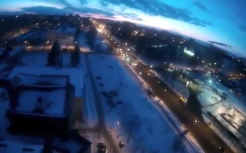 В Кирове школьник прогулялся по карнизу высотки на Московской