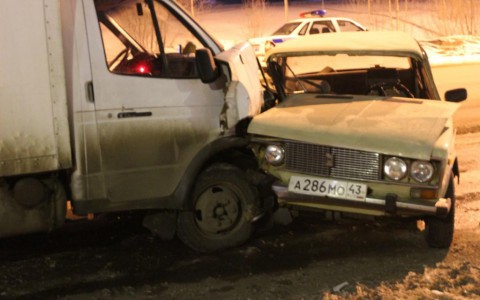 В Кировской области ВАЗ врезался в ГАЗель: 54-летнего мужчину срочно госпитализировали