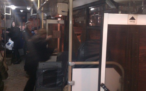 Из-за ямы на дороге в автобусе 53 маршрута разбилось стекло