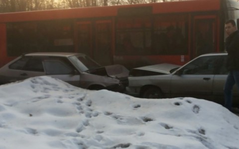 В Чистых прудах "Ауди" и ВАЗ столкнулись лоб в лоб: пострадали два человека