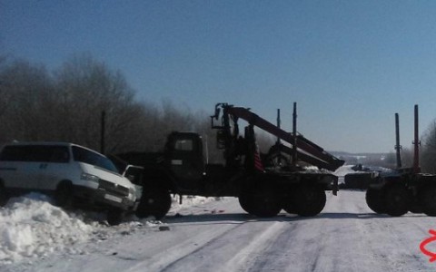 В Кировской области "Урал" врезался в Volkswagen: пострадал один человек